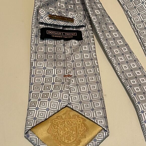Donald Trump Signature Collection Men's Neck Tie Silver And Blue Square Pattern - Picture 7 of 10